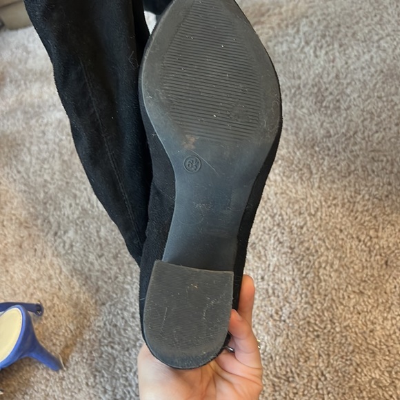 High-knee suede black boots. Zipper on side and tie on the knee. Size 6.5 - Picture 5 of 8